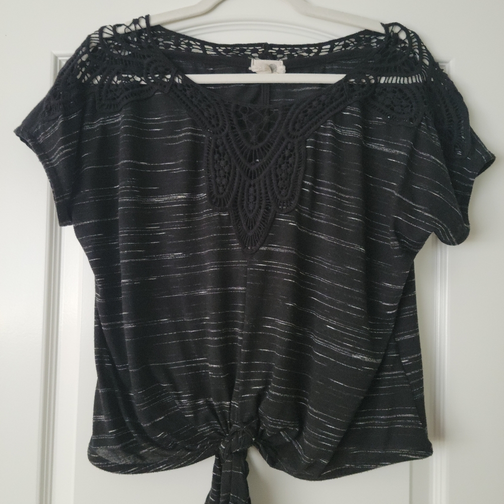 Black cropped shoes sleeve blouse